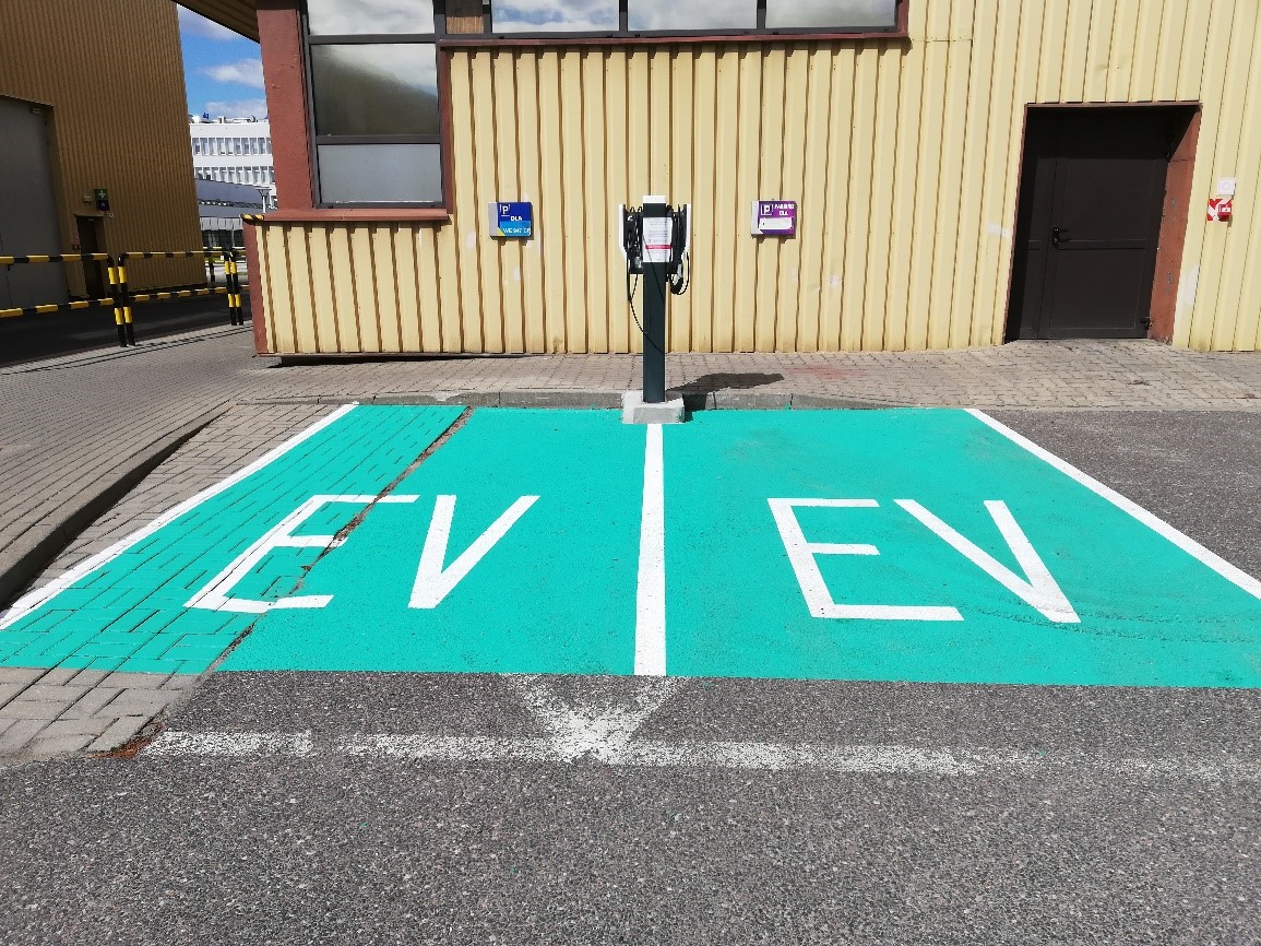 Wyznaczone podwójne miejsce parkingowe ładowania pojazdów elektrycznych